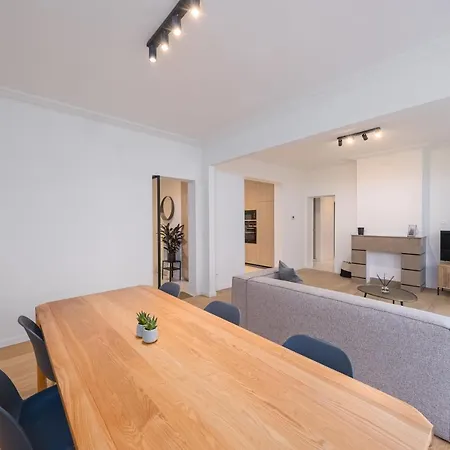 Fully Renovated Spacious Lägenhet