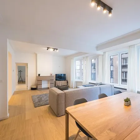Fully Renovated Spacious Lägenhet *